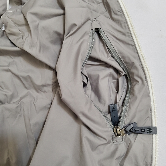 SOLD The North Face Women’s White/Grey 700 Fill Goose Down Puffer Vest - Picture 10 of 12